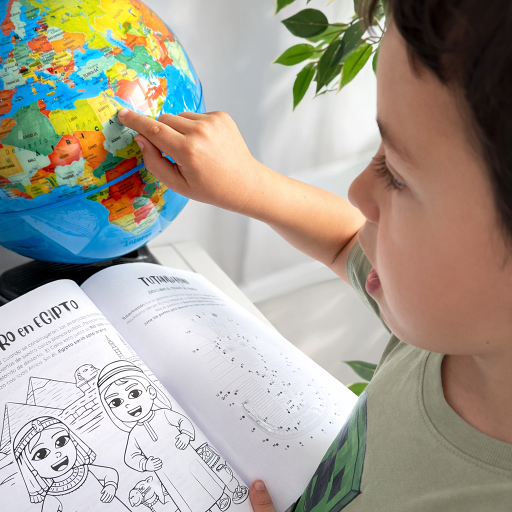 Portada del cuaderno infantil con actividades educativas del mundo.